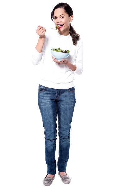 Mujer comiendo ensalada verde frondosa —  Fotos de Stock