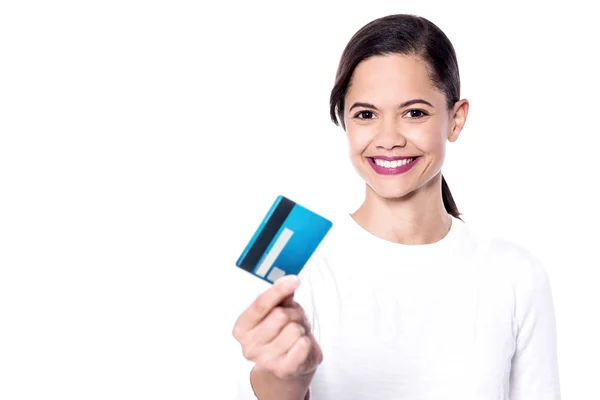 Atractiva dama mostrando tarjeta de crédito — Foto de Stock