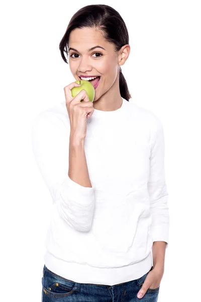 Mujer comiendo manzana verde — Foto de Stock