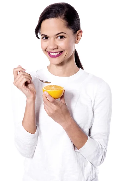 Mujer comiendo una naranja — Foto de Stock