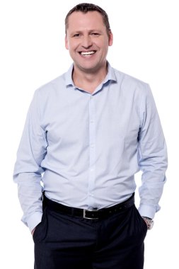 Elleri ceplerinde yakışıklı adam