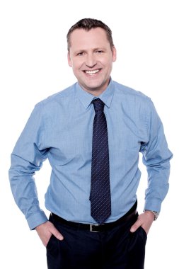 Elleri ceplerinde erkek yönetici