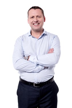 çapraz kolları olan orta yaşlı adam