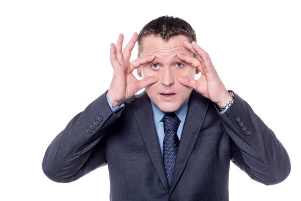 Бизнесмен держит глаза открытыми
