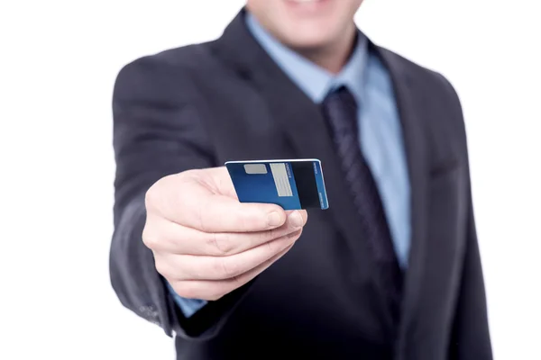 Бизнесмен, предоставляющий кредитные карты — стоковое фото
