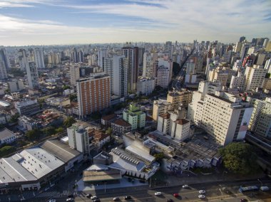 Metropol manzarası yukarıdan. Brezilya 'nın Sao Paulo şehrinin hava manzarası, Güney Amerika. Pacaembu Bulvarı. Elevado Başkanı Joao Goulart aracılığıyla. Perdises ve Barra Funda ilçeleri. 