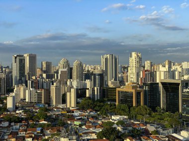 Büyük şehir, bina ve mavi gökyüzü. Sao Paulo şehri, Brezilya.