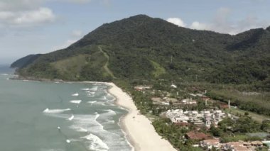 Maresias sahilinin havadan görünüşü. Harika bir kumsal. Sao Paulo Eyaleti, Brezilya. Güney Amerika.