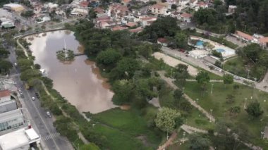 Kablolu araba doğadan geçiyor. Lagoa do Major, Atibaia City, Sao Paulo State, Brezilya 'ya giden ağaçların arasından geçen kablo araba.. 