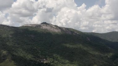 Atibaia, Sao Paulo, Brezilya 'daki Pedra Grande' nin (Büyük Kaya Dağı) hava manzarası. 