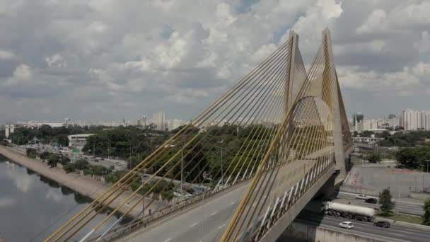 巴西圣保罗市的钢桥和交通 铁特河上的斜拉桥 Orestes Quercia总督大桥巴西圣保罗市 — 图库视频影像