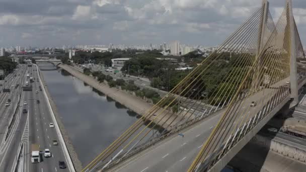 Brezilya Nın Paulo Şehrinde Çelik Köprü Trafik Tiet Nehri Üzerinde — Stok video