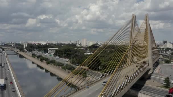 ブラジルのサンパウロ市内の鉄橋と交通 ケーブルは チベット川を渡って橋に宿泊された オレステス ケルシア知事 ブラジルのサンパウロ市 — ストック動画