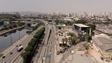 Yollar arasındaki nehrin havadan görüntüsü. Şehir peyzajı. Tiete Marginal Highway (resmi adıyla SP-15 veya Rod. Profesör Simo Faiguenboim) Sao Paulo, Brezilya.