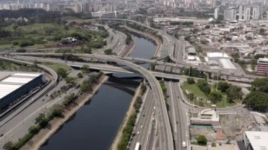 Yollar arasındaki nehrin havadan görüntüsü. Şehir peyzajı. Tiete Marginal Highway (resmi adıyla SP-15 veya Rod. Profesör Simo Faiguenboim) Sao Paulo, Brezilya.