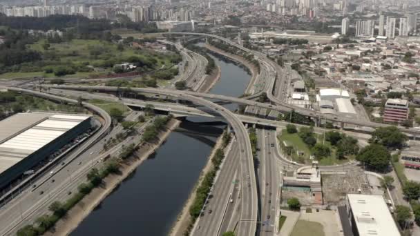Vista Aérea Rio Entre Estradas Paisagem Urbana Tiete Marginal Highway — Vídeo de Stock