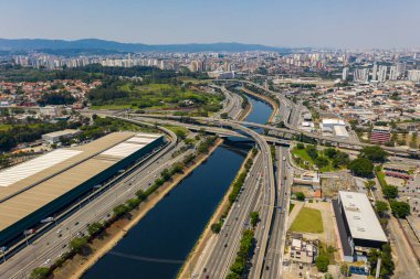 Sao Paulo şehri, Brezilya. NOV-2020 Yollar arasındaki nehir manzaralı. Şehir peyzajı. Tiete Marginal Highway (resmi adıyla SP-15 veya Rod. Profesör Simo Faiguenboim)