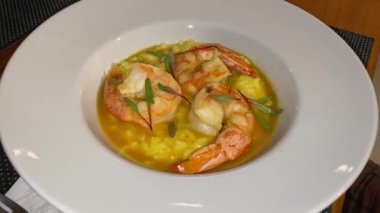 Gurme yemeği. Karidesli risotto. Lezzetli yemek.. 