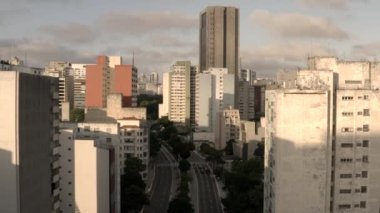 Büyük şehirler, büyük binalar ve büyük caddeler. Sao Paulo şehri, Brezilya. Higienopolis Bölgesi.