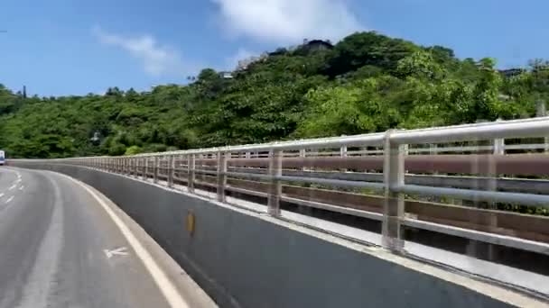 橋を渡って車で運転する ブラジルのリオデジャネイロ市 — ストック動画