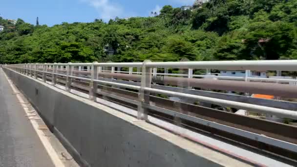 橋を渡って車で運転する ブラジルのリオデジャネイロ市 — ストック動画