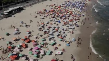 Brezilya 'da Covid 19. Brezilyalılar, Covid-19 'a karşı verilen mücadeleyi gözardı ederek, belediye kararnamesini ve plajları ve kentin sınırlarını doldurdular..