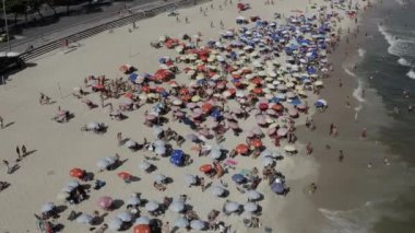 Brezilya 'da Covid 19. Brezilyalılar, Covid-19 'a karşı verilen mücadeleyi gözardı ederek, belediye kararnamesini ve plajları ve kentin sınırlarını doldurdular..