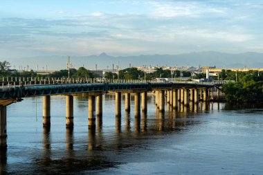 Köprü nehri geçiyor. Rio de Janeiro şehri, Brezilya. Güney Amerika.
