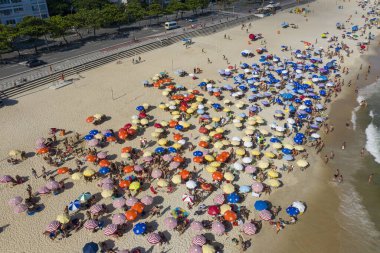 Leblon 'un kalabalık plajlarının havadan çekilmiş fotoğrafı. Rio de Janeiro, Brezilya. 