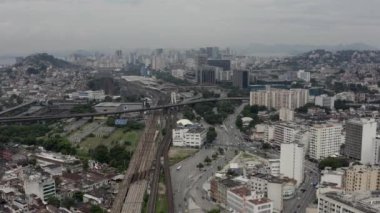 Büyük şehirler ve ulaşım sistemleri. Brezilya 'nın Rio de Janeiro şehrinde otoyolda dolaşan arabalar. Tren ulaşımı. 