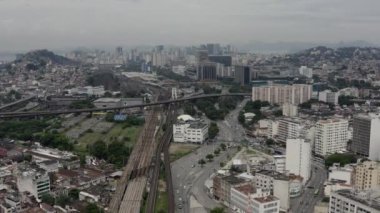 Büyük şehirler ve ulaşım sistemleri. Brezilya 'nın Rio de Janeiro şehrinde otoyolda dolaşan arabalar. Tren ulaşımı. 
