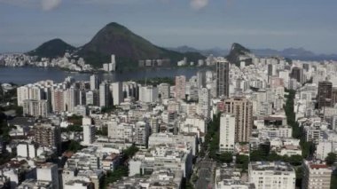 Şehirler ve göl. Rio de Janeiro şehri, Brezilya.