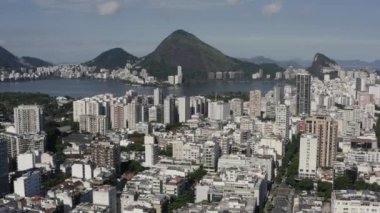 Şehirler ve göl. Rio de Janeiro şehri, Brezilya.