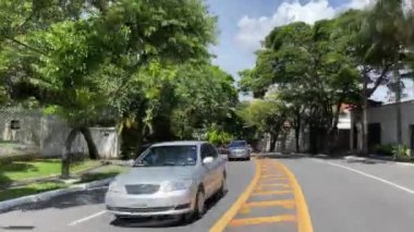 Caddede bir arabaya binmek. Sao Paulo, Brezilya, Giovanni Gronchi Bulvarı.