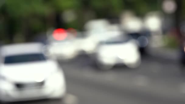 Verkehr Mit Verschwommenen Autos Und Roter Ampel Der Polizei Hintergrund — Stockvideo