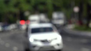 Bulanık arabalarla trafik ve arka planda polislerin kırmızı ışıkları.. 