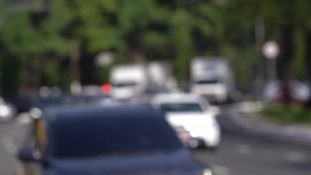 Bulanık Arabalarla Trafik Arka Planda Polislerin Kırmızı Işıkları — Stok video