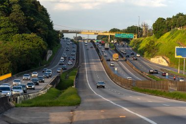 Dünyanın en ünlü yolları. Başkan Dutra otoyolu. Sao Jose dos Campos şehri, Sao Paulo eyaleti, Brezilya.