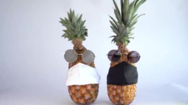 Covid-19 'a enjeksiyon. Aşı şırıngası eldeki covid virüsü 19 'a ananas aşısı yapmak için. 