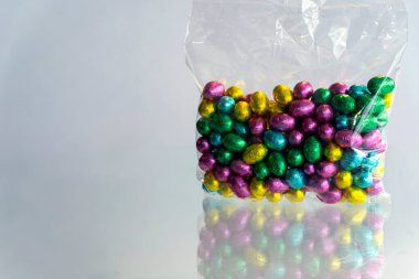 Renkli çikolatalı paskalya yumurtaları. Renkli bir çikolata yığını Paskalya Yumurtası. 