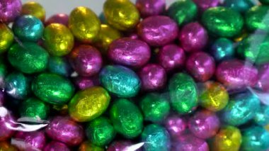 Renkli çikolatalı paskalya yumurtaları. Renkli bir çikolata yığını Paskalya Yumurtası. 