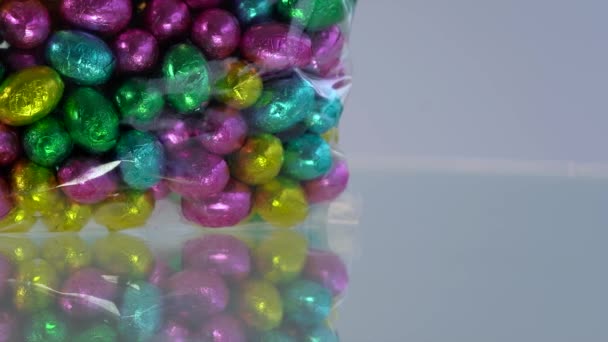 色彩艳丽的巧克力蛋 一堆五彩缤纷的巧克力复活节彩蛋 — 图库视频影像