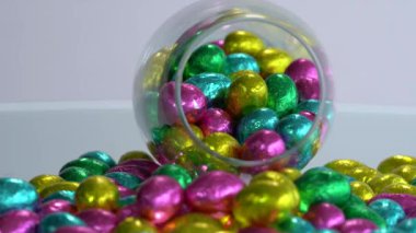 Renkli folyoya sarılmış çikolatalı Paskalya yumurtaları..