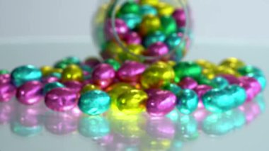 Renkli folyoya sarılmış çikolatalı Paskalya yumurtaları..