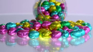 Renkli folyoya sarılmış çikolatalı Paskalya yumurtaları..