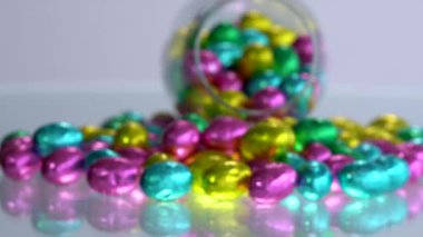 Beyaz arka planda renkli Paskalya Yumurtası. Çok renkli çekimler..