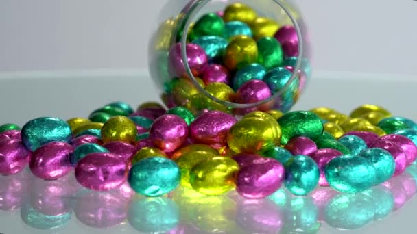 用彩箔包裹的巧克力复活节彩蛋 — 图库视频影像