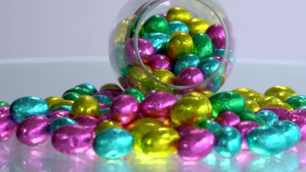 Шоколадні Великодні Яйця Загорнуті Барвисту Фольгу — стокове відео