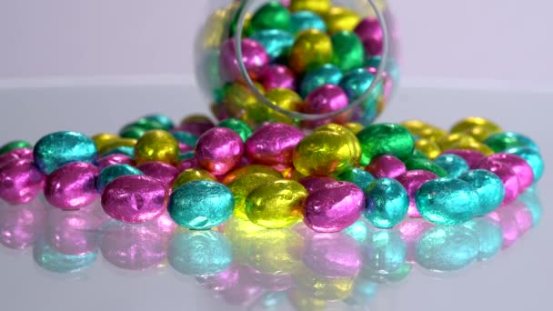 用彩箔包裹的巧克力复活节彩蛋 — 图库视频影像