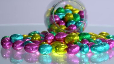 Beyaz arka planda renkli Paskalya Yumurtası. Çok renkli çekimler..